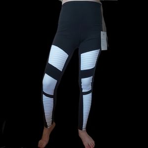 ALO Yoga fitness leggings .Brand Alo yoga leggings .Color Black/White Glossy .